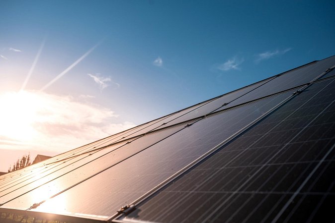 Ideální orientace a sklon panelů: Jak ze slunce vytěžit maximum