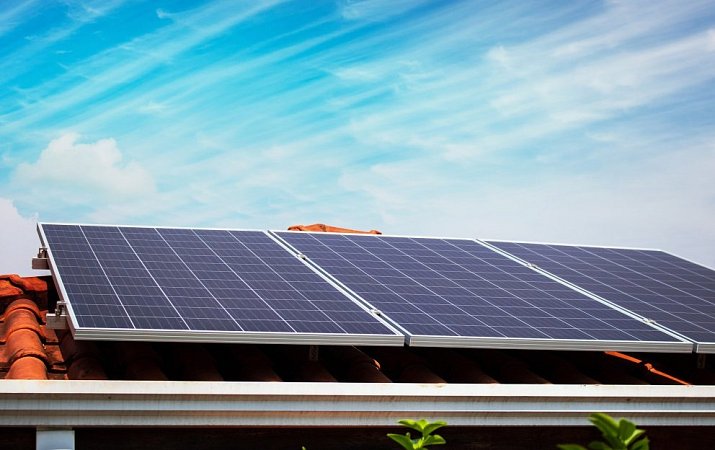 Jak vysoké letní teploty ovlivňují výkon solárních panelů?